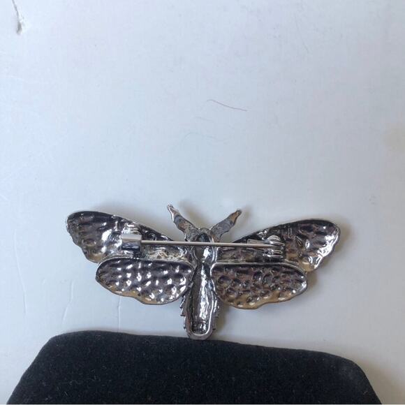 Vintage Inspired Timeless Intricately Designed Silver Plated Butterfly Brooch - Picture 11 of 13